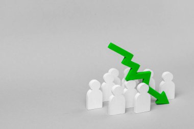 Kötü takım çalışması, iş başarısız. Kar ve büyüme göstergeleri sonbaharda. Grup işçi ve aşağı ok işaret. Kavramı