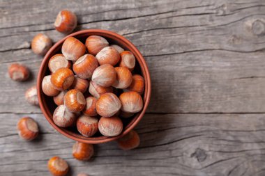 Fındık için plaka üzerinde eski bir ahşap masa... Metin için yer kopyalayın