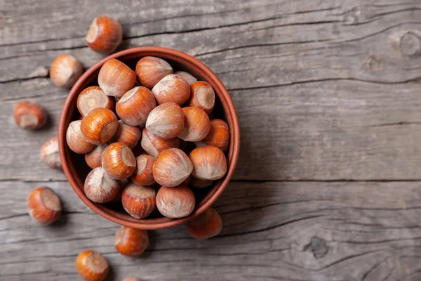 Fındık için plaka üzerinde eski bir ahşap masa... Metin için yer kopyalayın