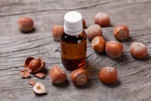 Fındık, besleyici elemanları yağdan. Şişe yağı ve fındık eski ahşap masa.