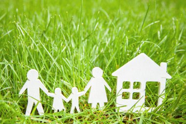 Baba, Anne, oğlu ve kızı yeşil çimenlerin üzerinde evin yanında aileden. Aile için Ekolojik temiz ev bir kavramdır. Metin için yer kopyalayın