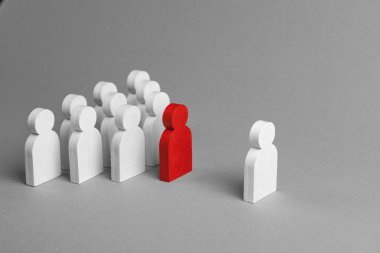 Lider iş ekibi yol açar. Yeni takım üyesi katılmadan. Bir rakip veya ortağı ile çatışma tartışma. Kavramı