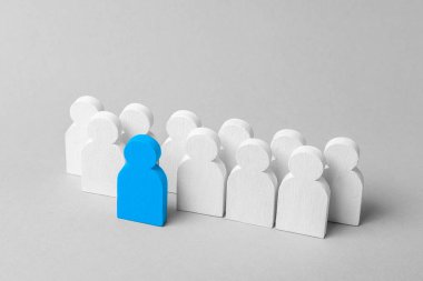 Kişi kalabalıktan sıyrılıyor. İş takım lideri. Kavramı