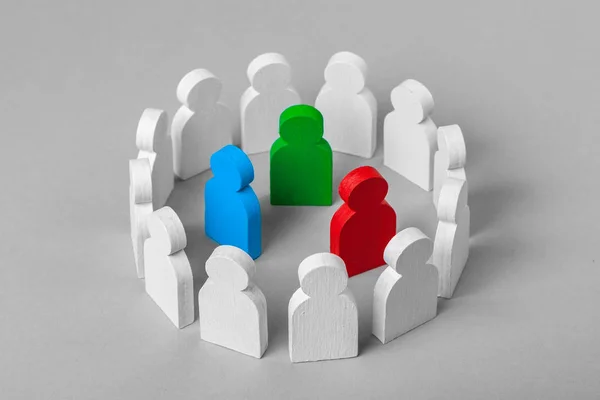 Begreppet ledare för en business-team. Mängden av vita män står i cirkel och lyssnar till ledare av blå och röd och grön, arbete med invändningar, konflikt — Stockfoto