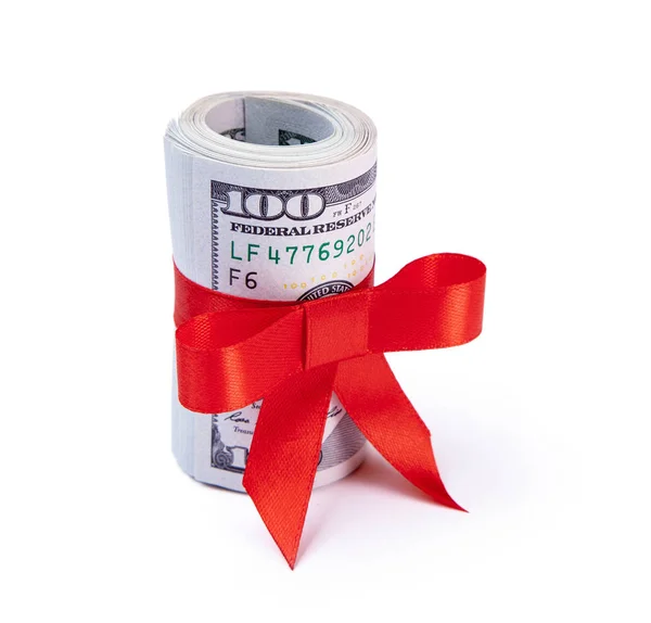 개념, 선물, 승리 또는 보너스 돈. 100 달러 지폐 관으로 트위스트 하 인사와 함께 빨간 리본으로 묶어. 흰색 배경에 고립. — 스톡 사진