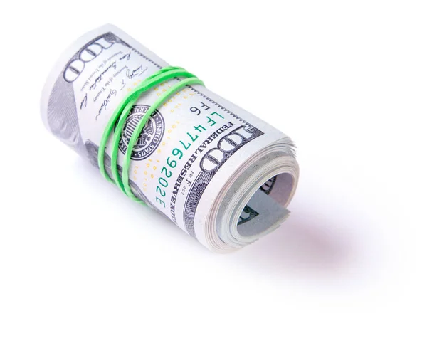 100 ドル札はチューブにツイストし、ゴムひもと結ばれます。白い背景に分離. — ストック写真