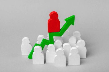 İş, lider verimli çalışması çivilenmiş çiğ takımda eseri. Hareketli büyüme nedeniyle komuttur. Grup lideri ve yeşil bir ok ile insan. Kavramı