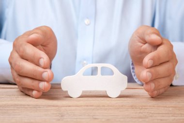 Araba sigortası. Onun bir araba ile bir tişörtlü adam kapsar