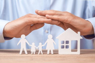Aile sigortası ve ev. Tişörtlü adam ailesi onun baba, Anne, oğlu ve kızı ve ev ile kapsar.