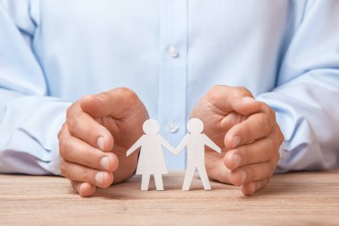Tıbbi veya seyahat sigortası. Erkek ve kadın ile erkek ailesi kapsar