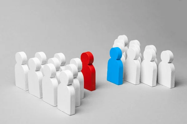 A verseny két üzleti csapatok. A vita az emberek két csoportja. Konfliktus munkavállalók körében. Vezetőik, vörös és kék fehér férfiak csoportja. Koncepció — Stock Fotó