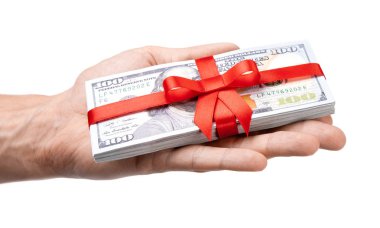 Kavramı, Hediyelik, kazanmak ya da bonus olarak para. Elini alır veya yay ile kırmızı kurdele ile bağlanmış 100 dolar faturaları yığını verir. Beyaz arka plan üzerinde izole.