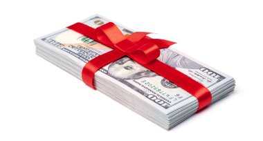 Kavramı, Hediyelik, kazanmak ya da bonus olarak para. 100 dolar faturaları yığını yay ile kırmızı kurdele ile bağlanmış. Beyaz arka plan üzerinde izole.