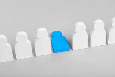 Takım lideri yıkılmasından kavramı. Beyaz adam kalabalıktan lideri, hareket yönü olmadan takım düştü