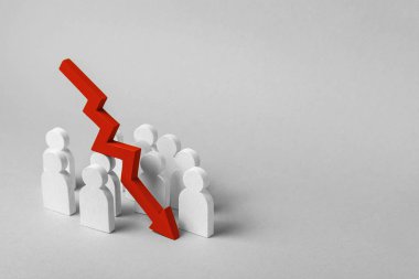 Kötü takım çalışması, iş başarısız. Kar ve büyüme göstergeleri sonbaharda. Grup işçi ve aşağı ok işaret. Kavramı