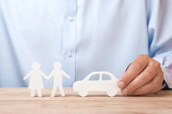 Begreppet Biluthyrning, kredit eller försäkring. Man i skjortan håller bilen i handen och bredvid sin familj — Stockfoto