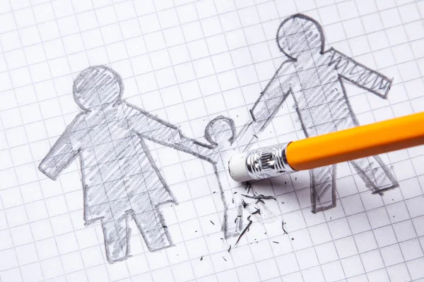 Concetto di morte di un bambino, Loss. La famiglia è dipinta su carta con la matita e il bambino viene cancellato — Foto Stock