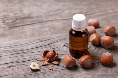 Fındık, besleyici elemanları yağdan. Şişe yağı ve fındık eski ahşap masa