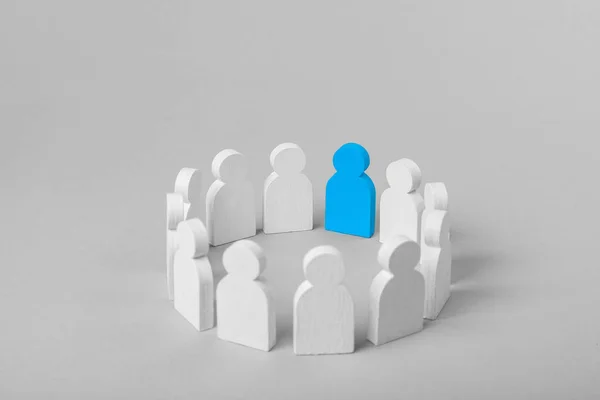 Ηγέτης έννοια της ομάδας επιχειρήσεων. Πλήθος από λευκούς άνδρες στέκεται σε κύκλο και ακούει ο ηγέτης του μπλε — Φωτογραφία Αρχείου