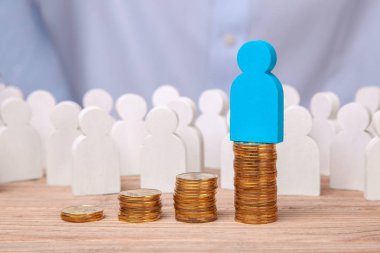 Satış ve kar büyüme. İşçiler ve paralar merdiven lideri üstüne yığın kalabalık