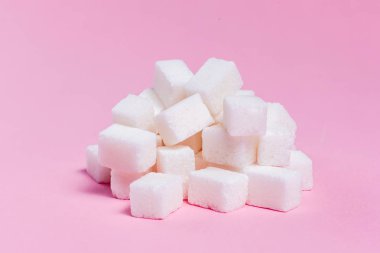 Şeker küpleri grup pembe bir arka plan üzerinde