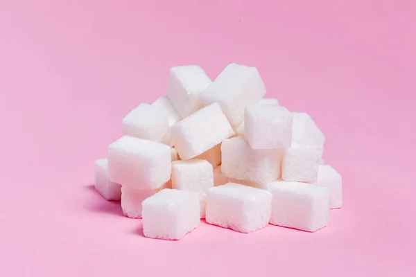 Gula batu banyak di latar belakang merah muda — Stok Foto