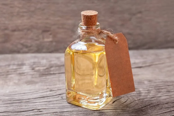 Tereyağı ve boş etiket üzerindeki ahşap cam şişe