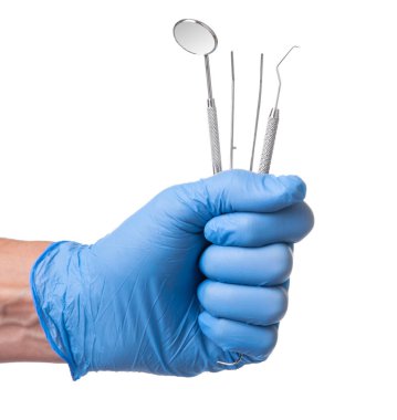 Mavi eldiven doktor diş ayna, cımbız, sonda kanca onun elinde tutar. Beyaz izole