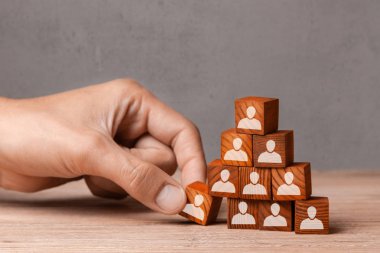 Bina takım. lider takım için doğru insanlar ekleyecektir. Görevden bir çalışanı ya da takım imha. İşe Alım