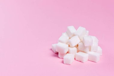 Şeker küpleri grup pembe bir arka plan üzerinde