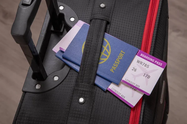 At airport on black suitcase lies the passport and tickets for the suitcase — Stock Photo, Image