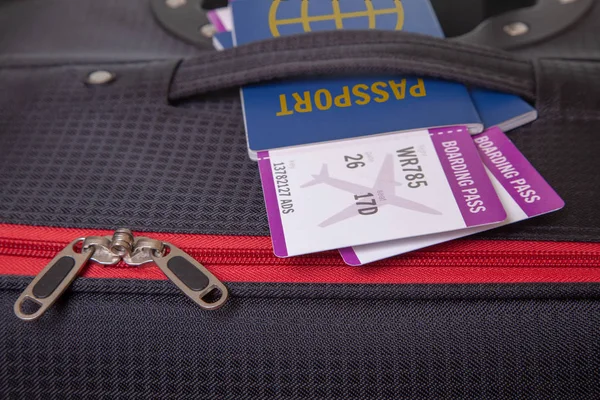 Siyah bavul ve pasaport ile uçak için iki bilet — Stok fotoğraf