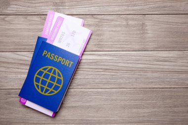 Eski ahşap masa pasaport ile uçak için iki bilet. Metin için yer kopyalayın