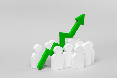 İş, verimli çalışmalarında çivilenmiş çiğ takımda eseri. İnsanlar ve yeşil ok up grubu