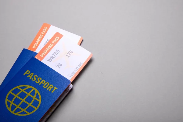 Dos billetes para avión con pasaportes sobre fondo gris. Copiar espacio para texto —  Fotos de Stock