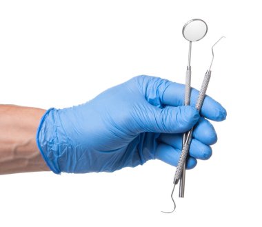 Mavi eldiven doktor diş ayna, cımbız, sonda kanca onun elinde tutar. Beyaz izole
