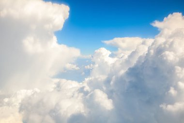 Bulutlar uçak penceresinden görülebilir. Uçuş bulutlar veya bulutların üzerinden