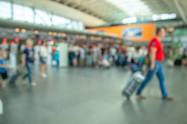 Odak dışında resimdir. Havaalanı sıra iade. Bilet satın alma veya bir uçak yatılı. Çanta ve sırt çantaları doğrultusunda insanlar