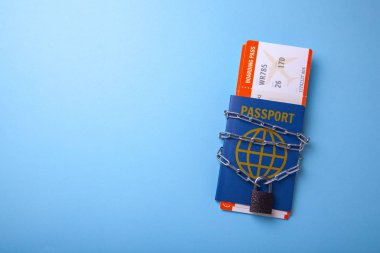 pasaport kilitli. Giriş ve çıkış ülke yasaklanması. Pasaport ve uçak biletleri zincir ile kilitlemek