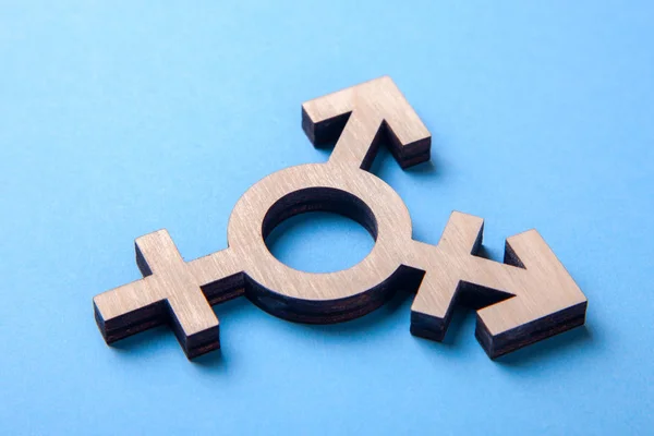 Символ трансгендера от дерева на голубом — стоковое фото