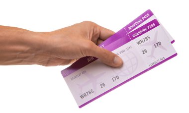 Adam iki uçak biletlerini tutuyor. Beyaz izole