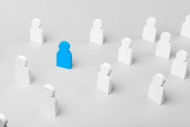 Özel kişi kalabalıktan sıyrılıyor. Takım lideri