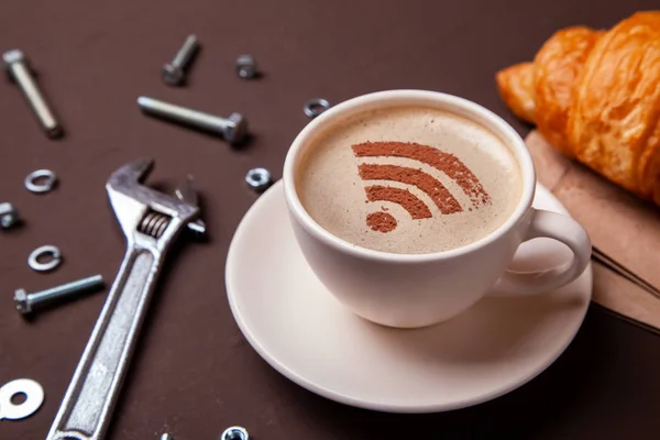Filiżanka kawy z Wifi Zarejestruj na piance. Wskaż w bezpłatny dostęp do Internetu Wifi. Pojęcie usługi naprawy. Klucz do pomocy technicznej — Zdjęcie stockowe