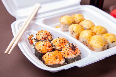 Suşi rulo ayarlayın. Asya gıda eve teslim. Termal kutusunda suşi rulo