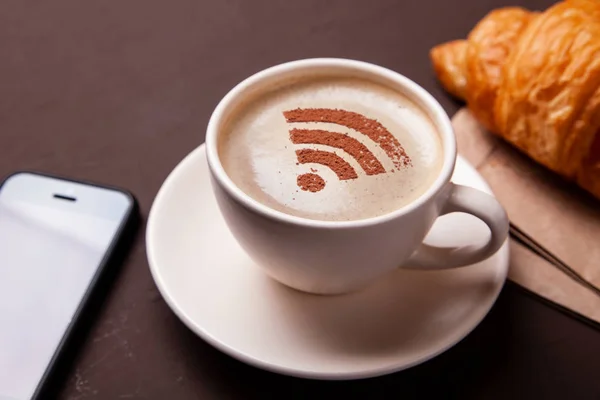 Kahve Wifi ile köpük üzerinde oturum açın. Internet Wifi ücretsiz erişim noktasına. Kahve molası ile kruvasan severim — Stok fotoğraf