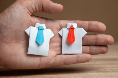 İşveren iki çalışanları seçer. İyi çalışan için arıyorum. Lider. HR, İKY kavramları