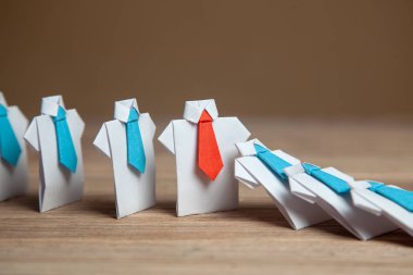 Domino iş, Şirket'in sonbahar durdurma etkisi. Arama ve iyi çalışan yelpazesi. Lider. HR, İKY kavramları