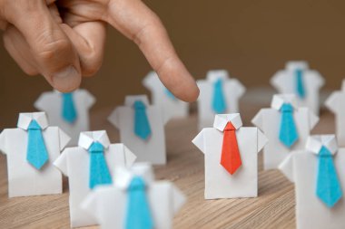 İşveren puan parmak çalışanla seçer. Lider kalabalıktan sıyrılıyor. İyi bir çalışan için arıyorum. HR, İKY kavramları