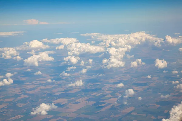 Bulutlar uçak penceresinden görülebilir. Uçuş bulutlar veya bulutlar üzerinde