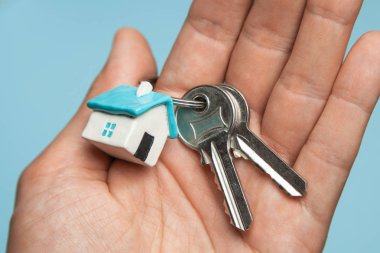 Yandan ev anahtarları ve anahtar halkası. Kavramı bir ev satın alma Kiralama